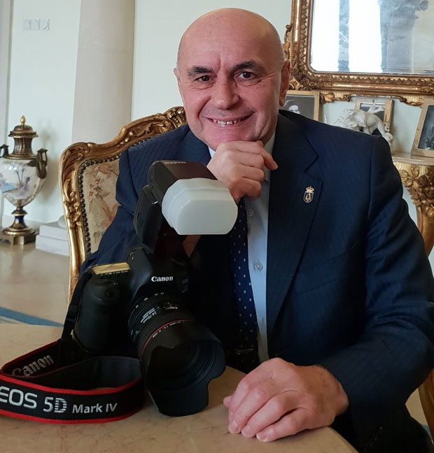 Многи су чекали да их “Жика Слика”, фотографисао је Брену, Минимакса, Чолу, Звездине кошаркаше, чланове краљевског двора: Мирослав Ђурић и даље вешто барата објективом